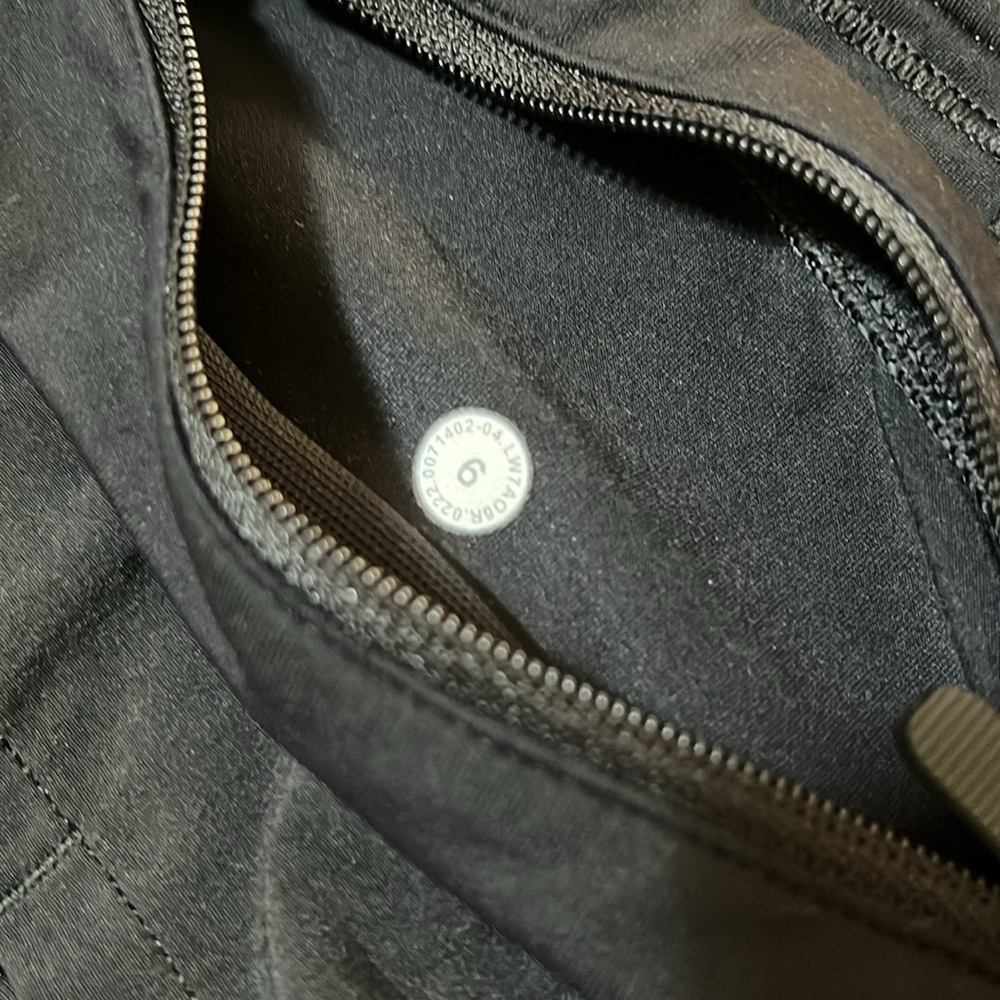 Lululemon speed up 2.5 Black Shorts - Picture 4 of 6